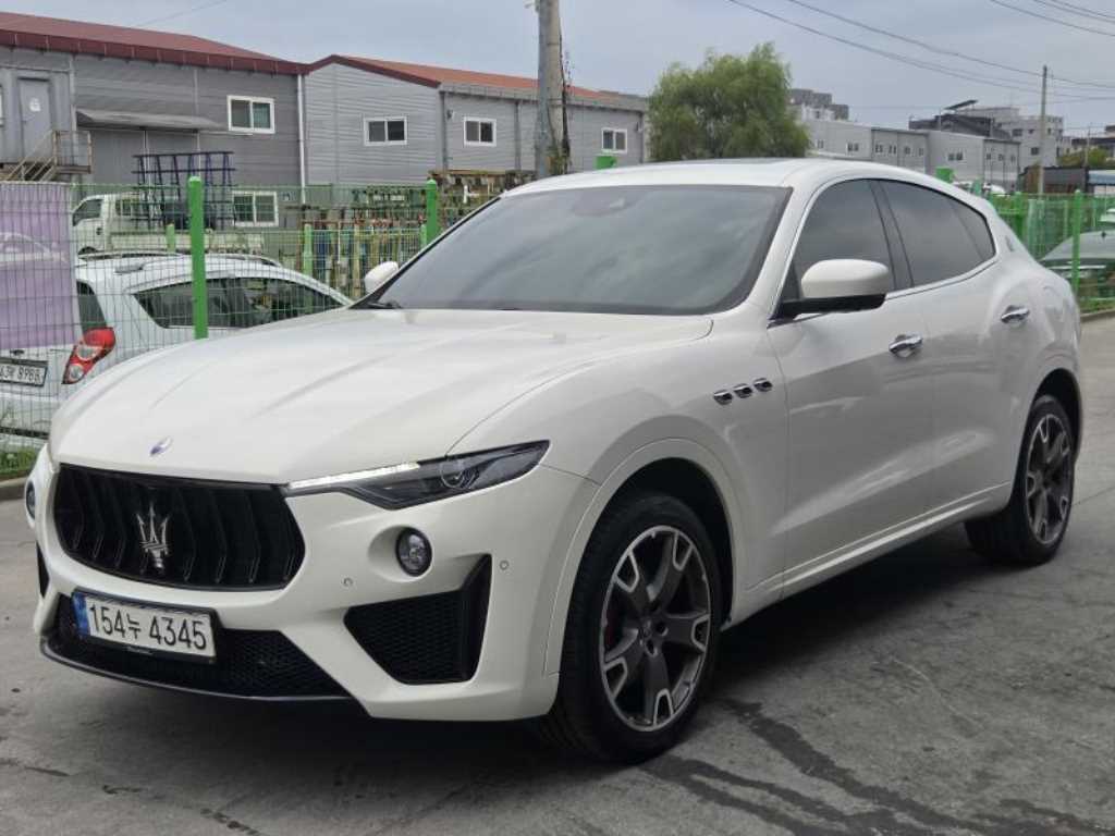 마세라티 르반떼 3.0 AWD 사진 2/20