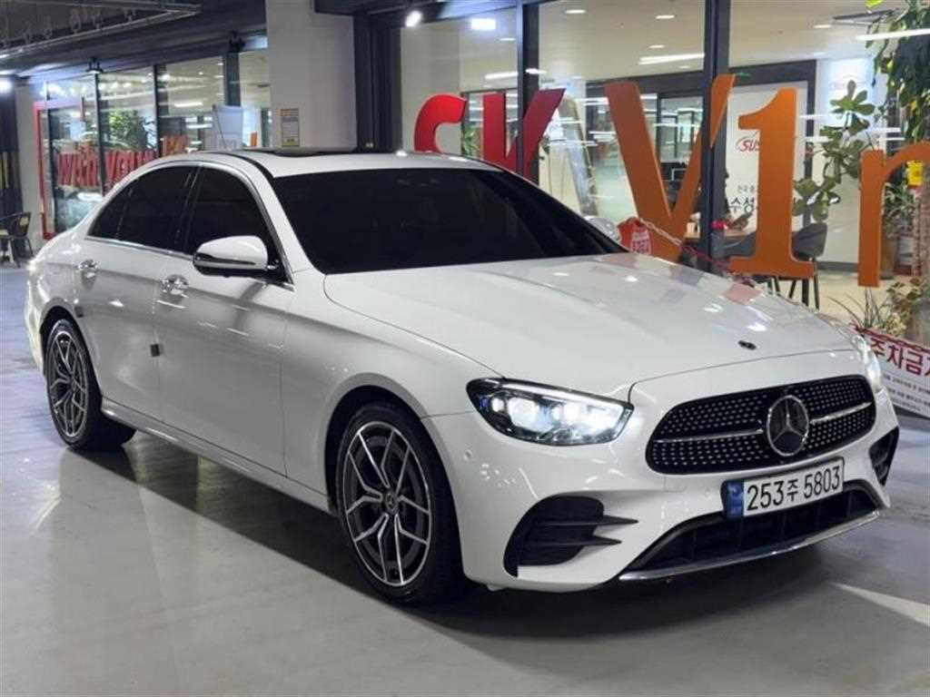 벤츠 E 클래스 E220d 4MATIC AMG라인 사진 2/20