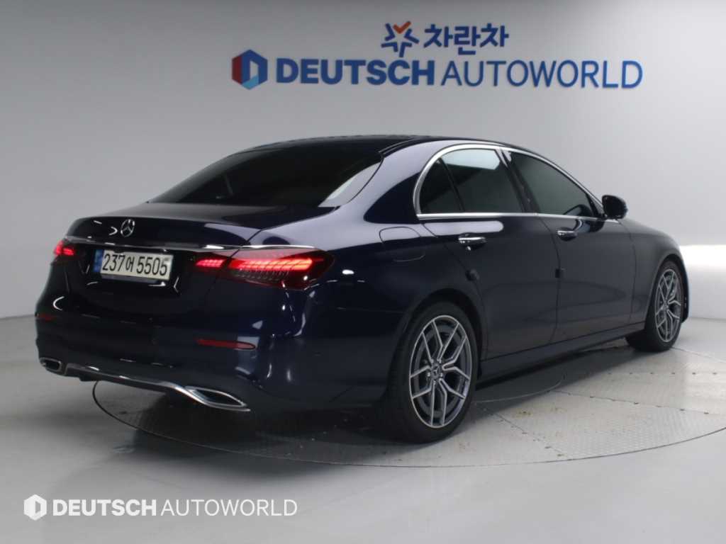 벤츠 E 클래스 E220d 4MATIC AMG라인 사진 2/20