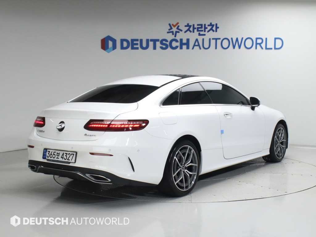 벤츠 E 클래스 E300d 4MATIC 쿠페 사진 2/20