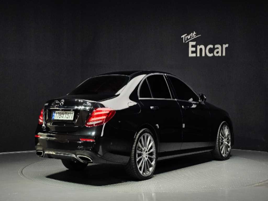 벤츠 E 클래스 E350 4MATIC AMG LINE 사진 2/20