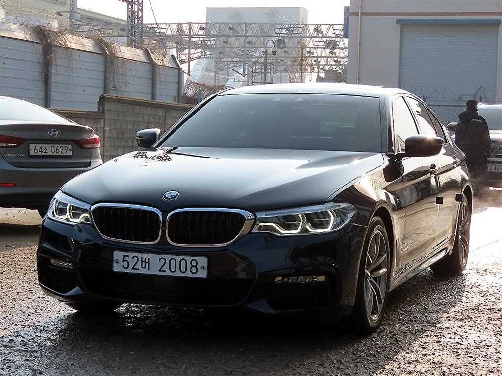 BMW 5시리즈 520d M 스포츠 플러스 사진 2/20