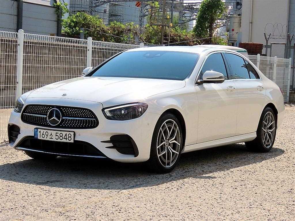 벤츠 E 클래스 E220d 4MATIC AMG라인 사진 2/20