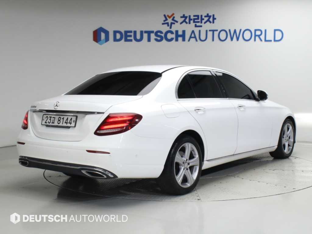 벤츠 E 클래스 E220d 아방가르드 사진 2/20