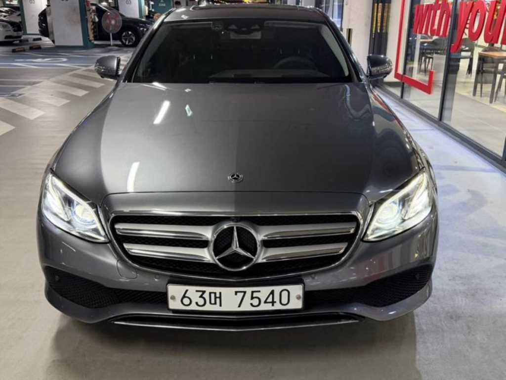 벤츠 E 클래스 E300 4MATIC 아방가르드 사진
