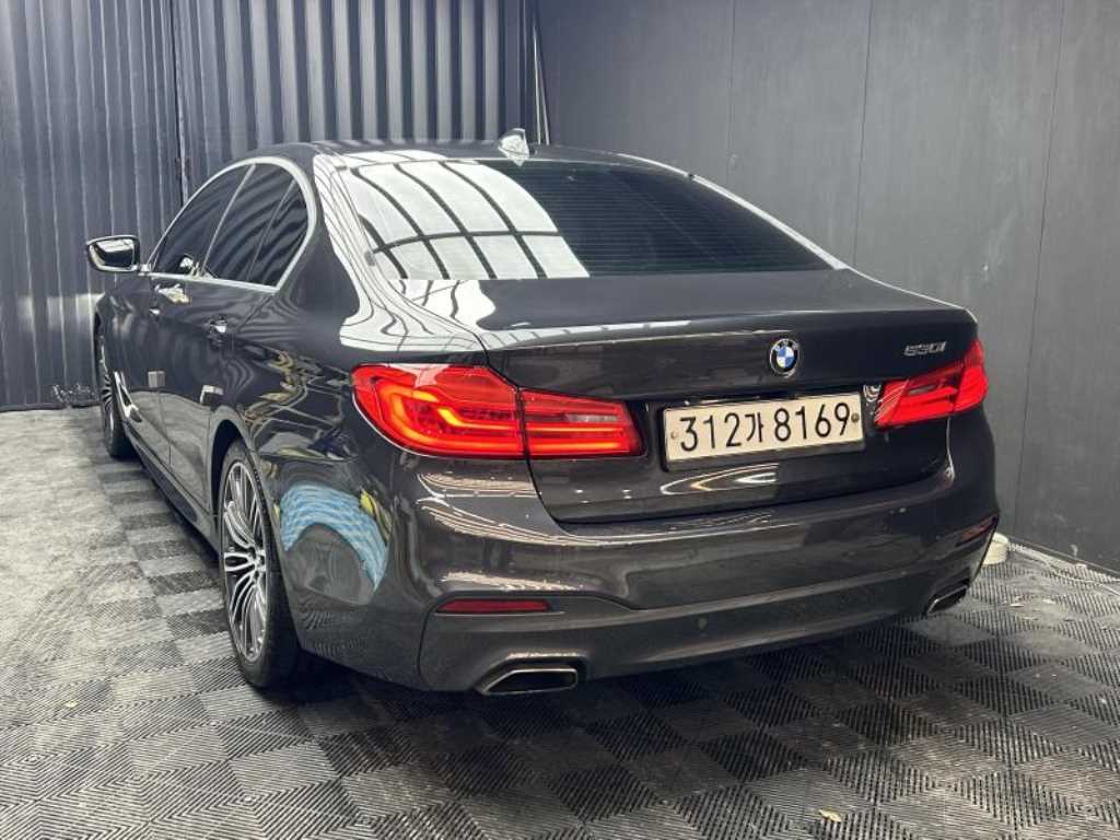 BMW 5시리즈 530i xDrive M 스포츠 사진 2/20