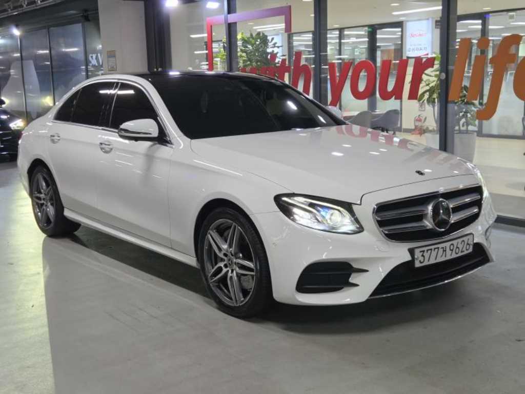 벤츠 E 클래스 E300 4MATIC AMG LINE 사진