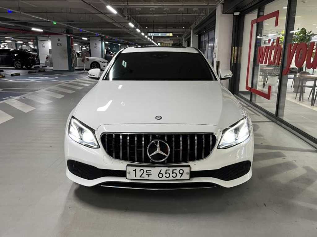 벤츠 E 클래스 E220d 아방가르드 사진 2/12