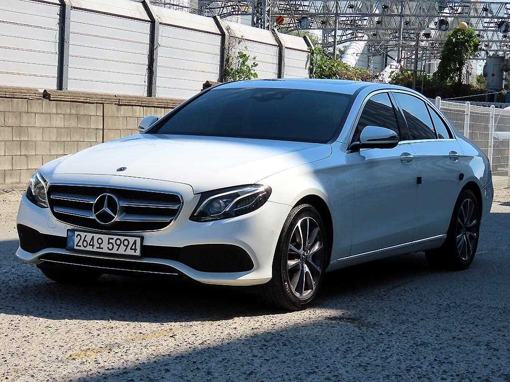 벤츠 E 클래스 E300 4MATIC 아방가르드 사진 2/20