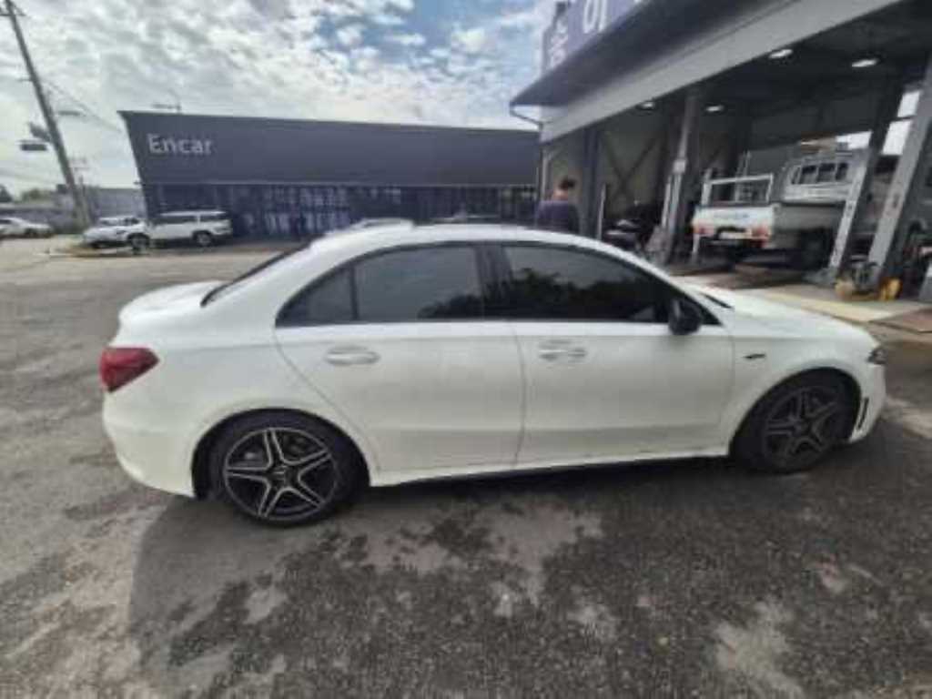벤츠 A 클래스 AMG A35 4MATIC 세단 사진 2/7