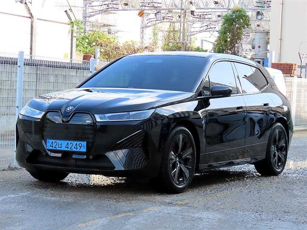 BMW iX xDrive 50 스포츠 플러스 사진 2/20