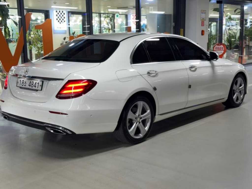 벤츠 E 클래스 E220d 익스클루시브 사진 2/20