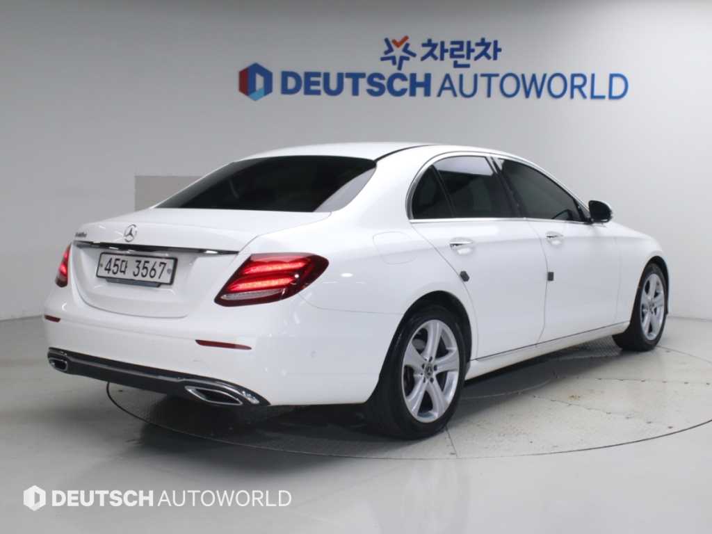 벤츠 E 클래스 E220d 아방가르드 사진 2/20