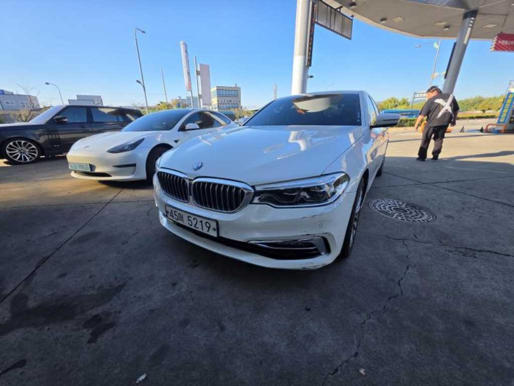 BMW 5시리즈 520d xDrive 럭셔리 플러스 사진 2/14