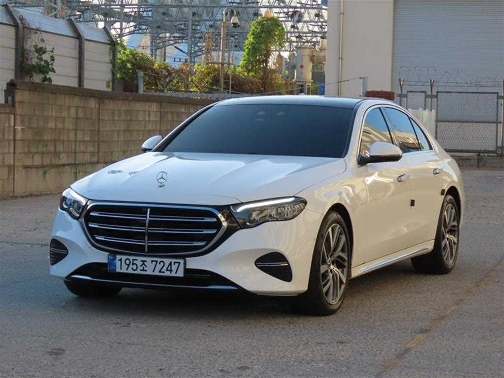 벤츠 E 클래스 E220d 4MATIC 익스클루시브 사진 2/20