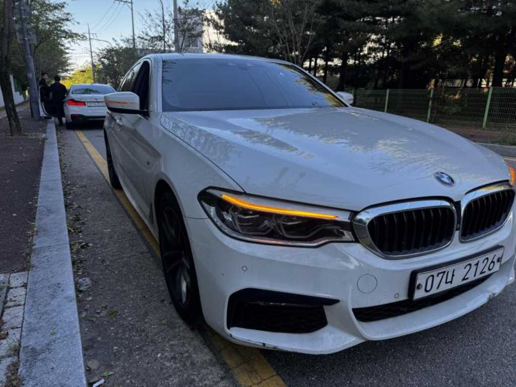BMW 5시리즈 520d M 스포츠 플러스 사진 2/16
