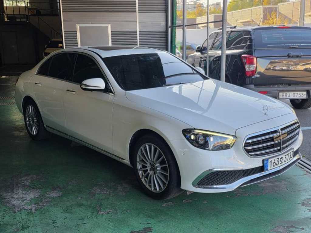 벤츠 E 클래스 E220d 4MATIC 익스클루시브 사진 2/16