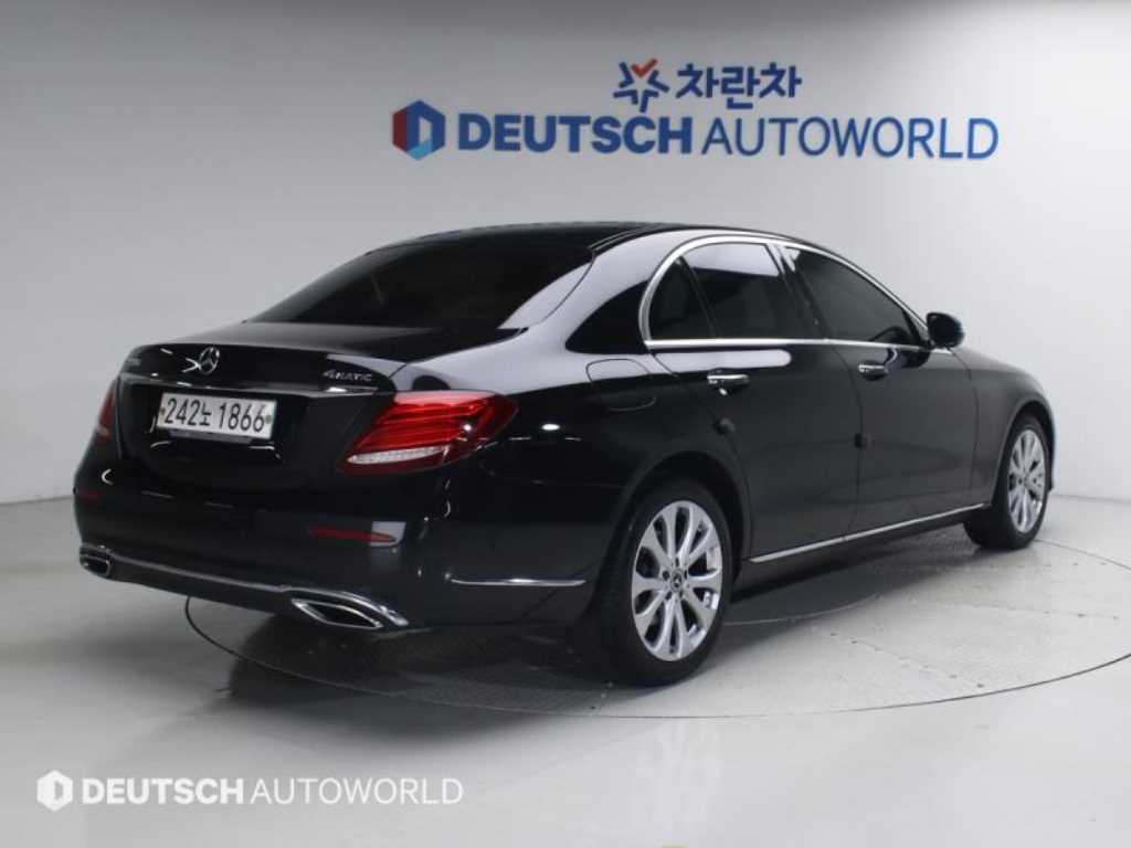 벤츠 E 클래스 E220d 4MATIC 익스클루시브 사진 2/20