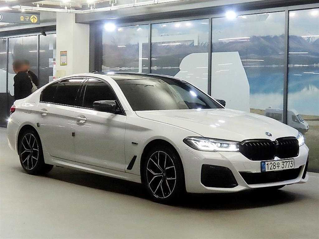 BMW 5시리즈 530e M 스포츠 사진