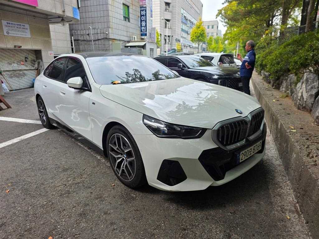 BMW 5시리즈 520i M 스포츠 사진 2/19