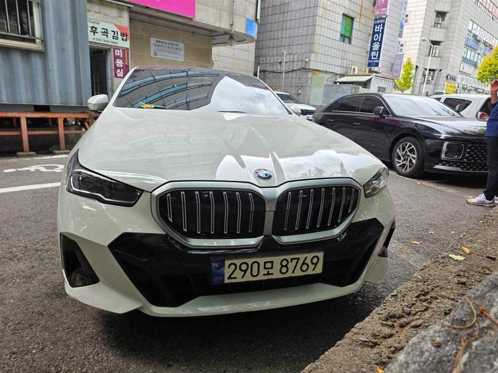 BMW 5시리즈 520i M 스포츠 사진