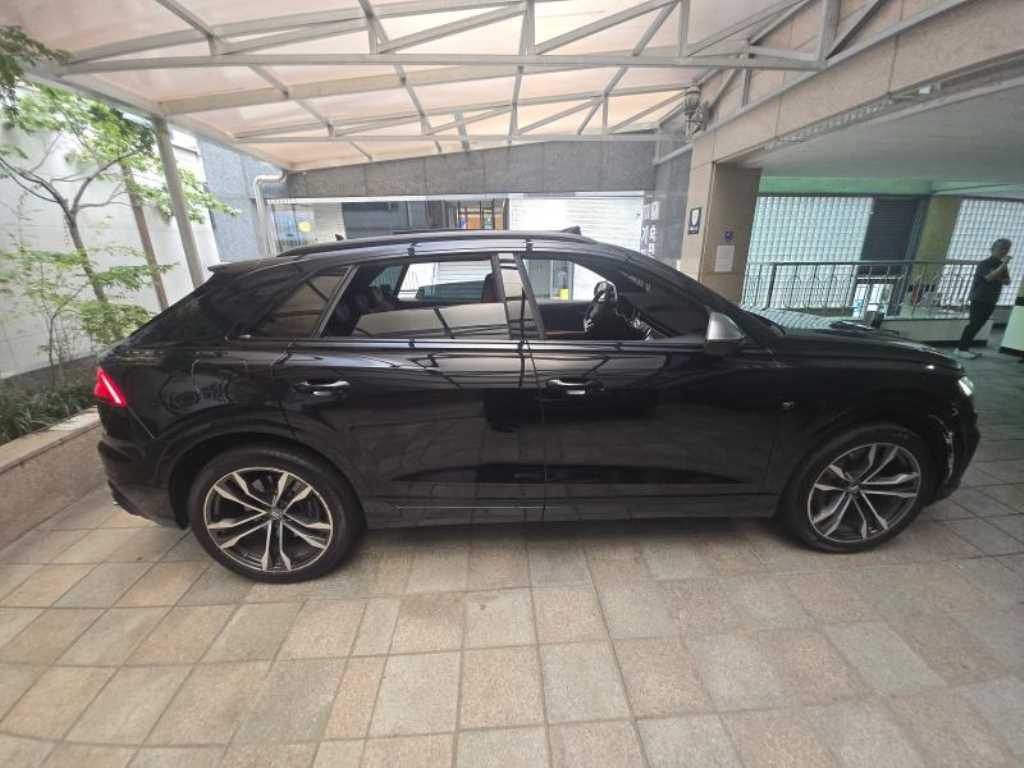 아우디 SQ8 4.0 TDI 콰트로 사진 2/18