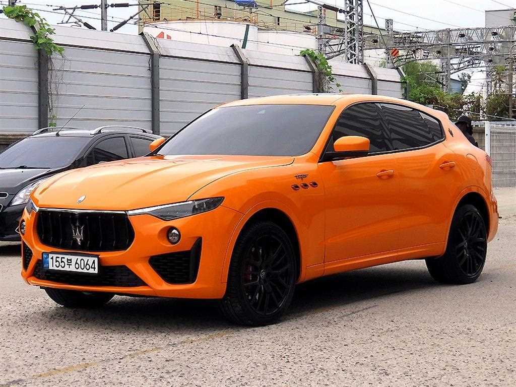마세라티 르반떼 3.8 GTS AWD 사진 2/20