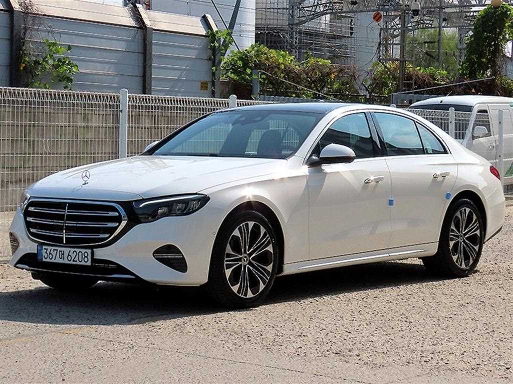 벤츠 E 클래스 E220d 4MATIC 사진 2/20