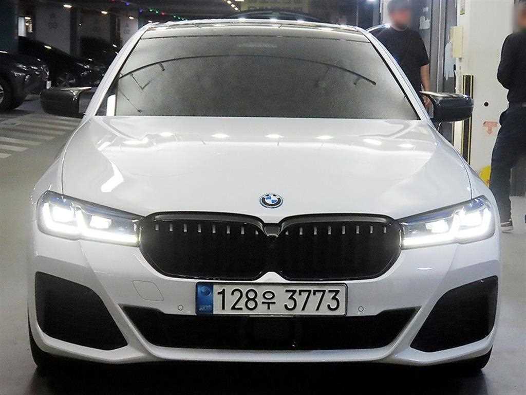 BMW 5시리즈 530e M 스포츠 사진 2/20