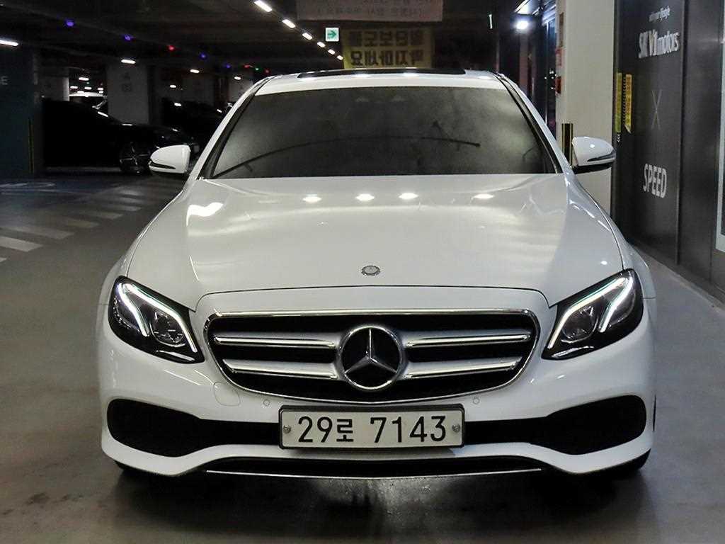 벤츠 E 클래스 E220d 4MATIC 익스클루시브 사진 2/20
