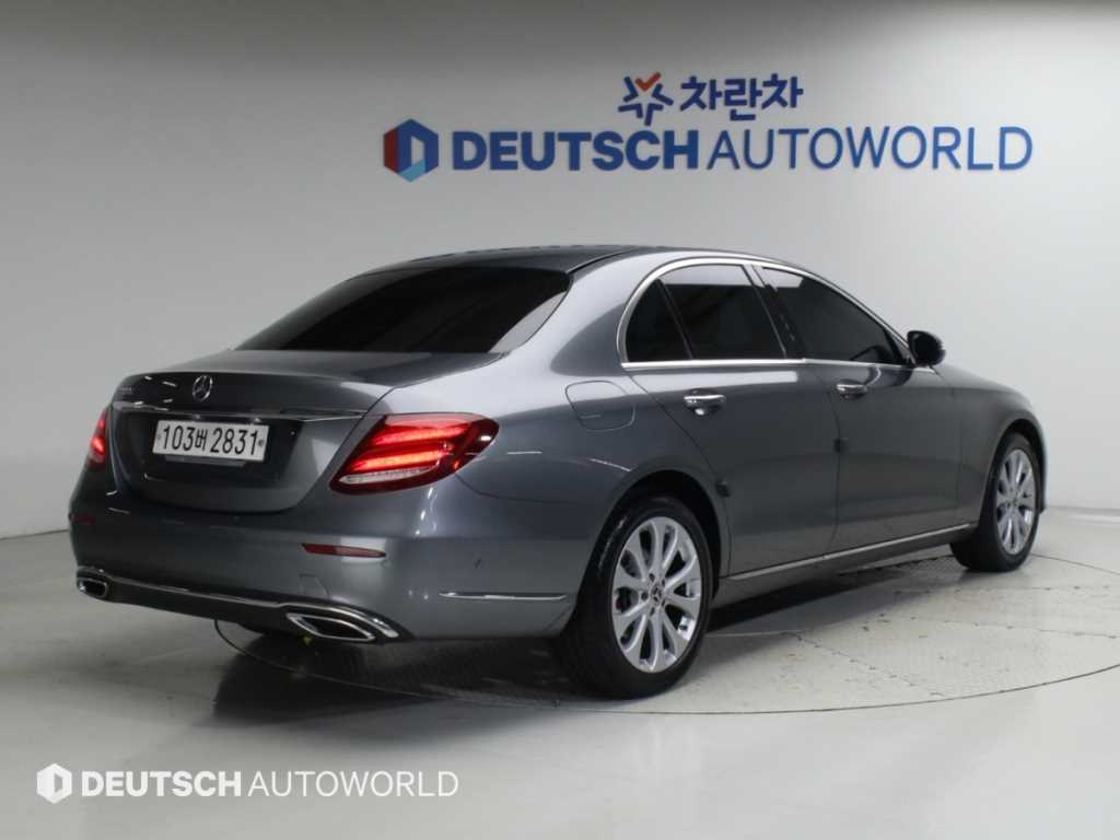 벤츠 E 클래스 E220d 익스클루시브 사진 2/20