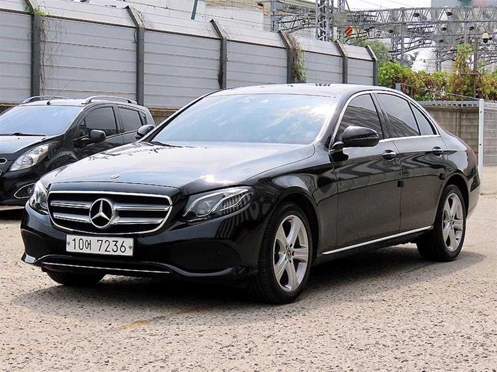 벤츠 E 클래스 E220d 4MATIC 아방가르드 사진 2/20