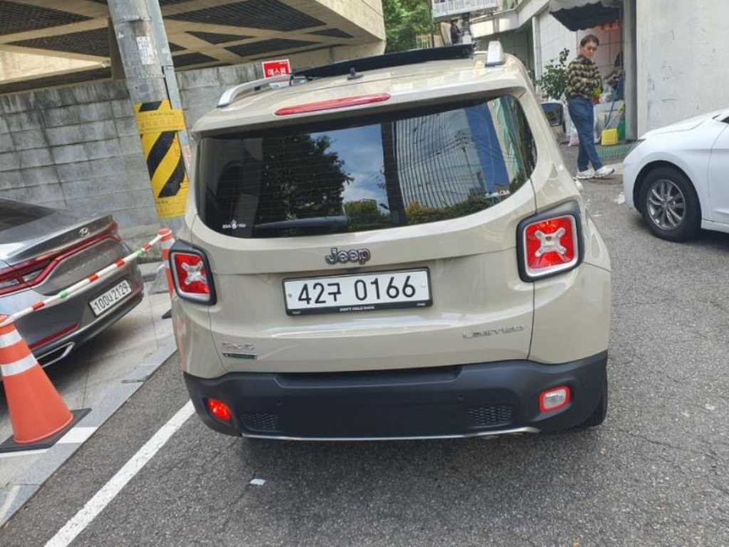 지프 레니게이드 2.0 디젤 리미티드 AWD 사진 2/6