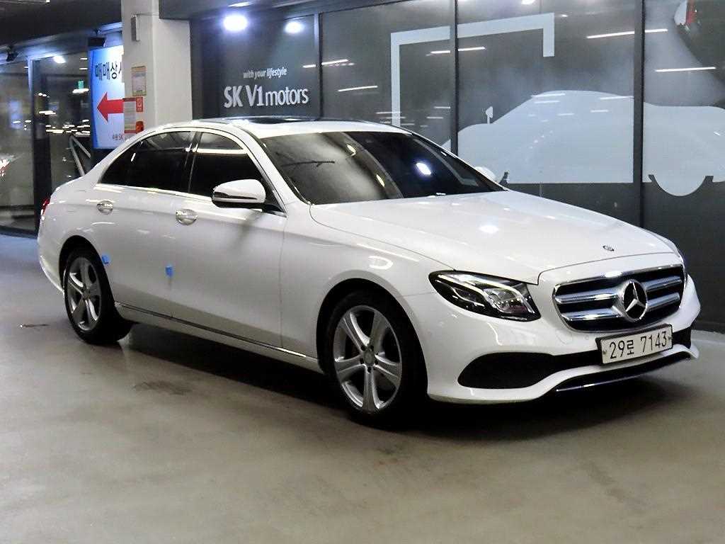 벤츠 E 클래스 E220d 4MATIC 익스클루시브 사진