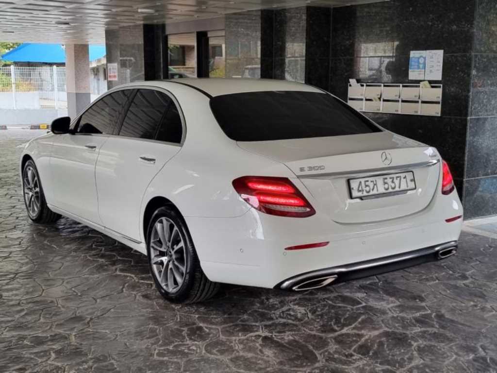 벤츠 E 클래스 E300 4MATIC 아방가르드 사진 2/19