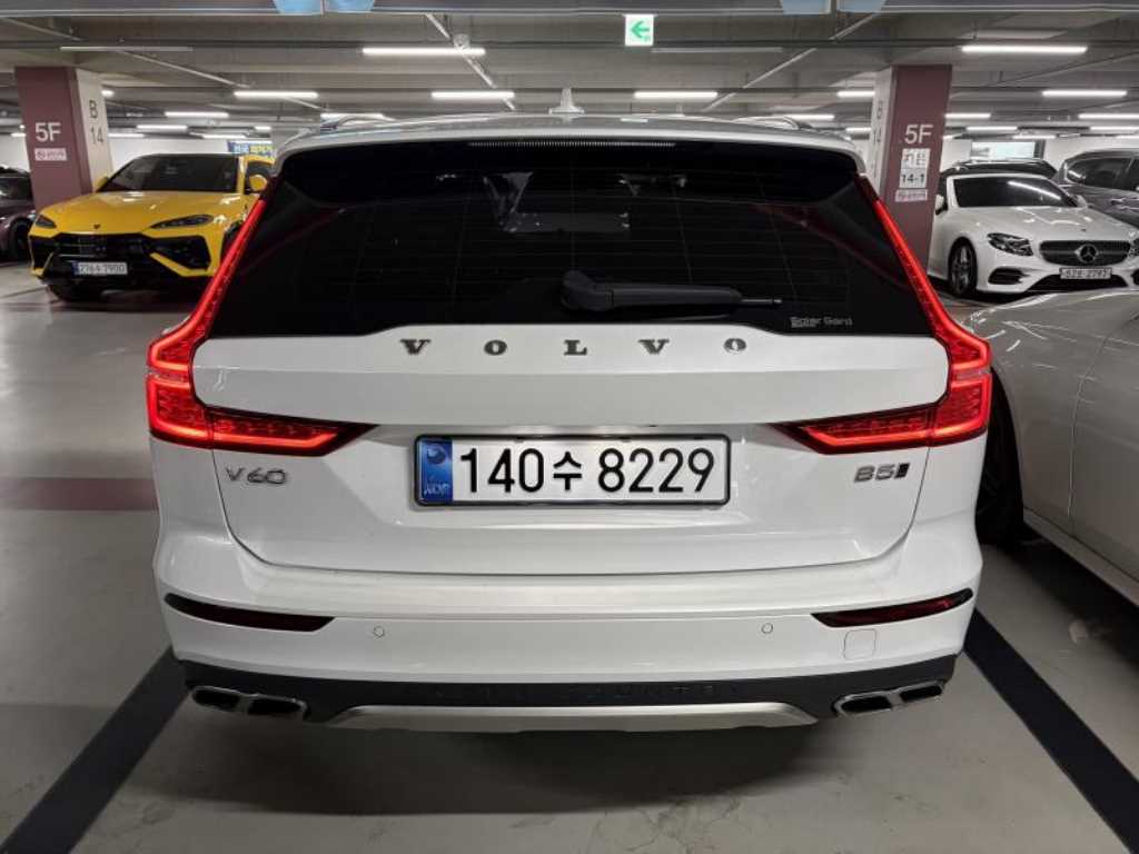 볼보 V60 2.0 B5 프로 AWD 사진 2/12