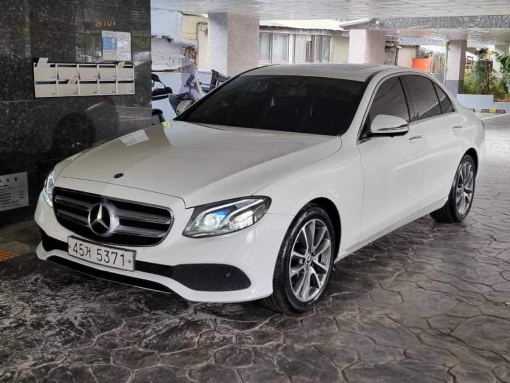 벤츠 E 클래스 E300 4MATIC 아방가르드 사진
