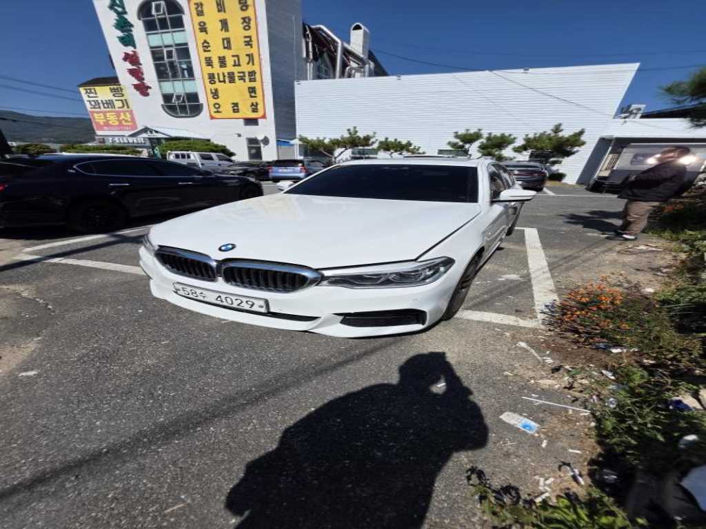 BMW 5시리즈 520d xDrive M 스포츠 플러스 사진 2/16