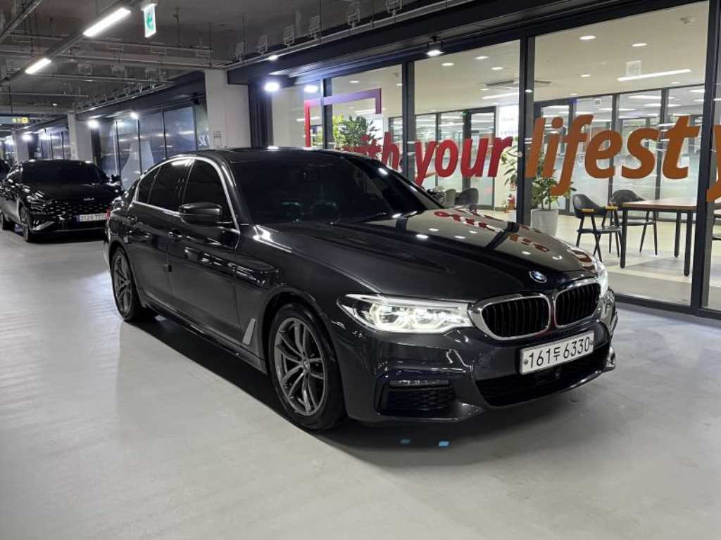 BMW 5시리즈 520i M 스포츠 사진