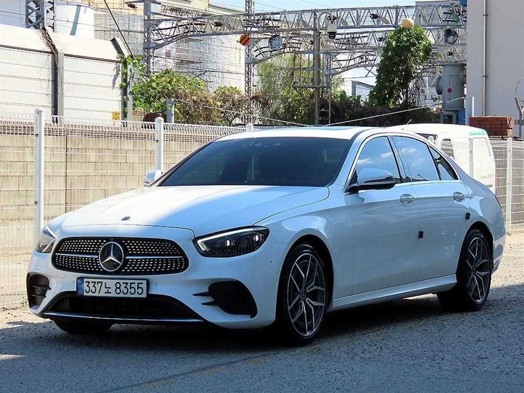 벤츠 E 클래스 E220d 4MATIC AMG라인 사진 2/19