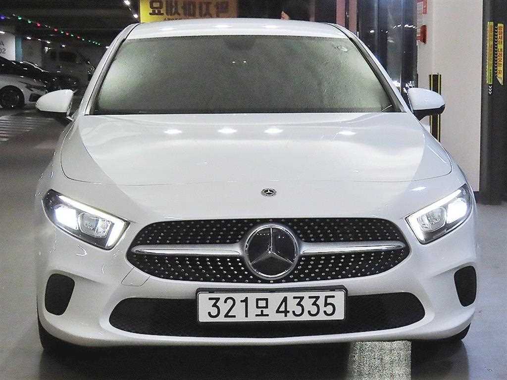 벤츠 A 클래스 A200d 세단 사진 2/18