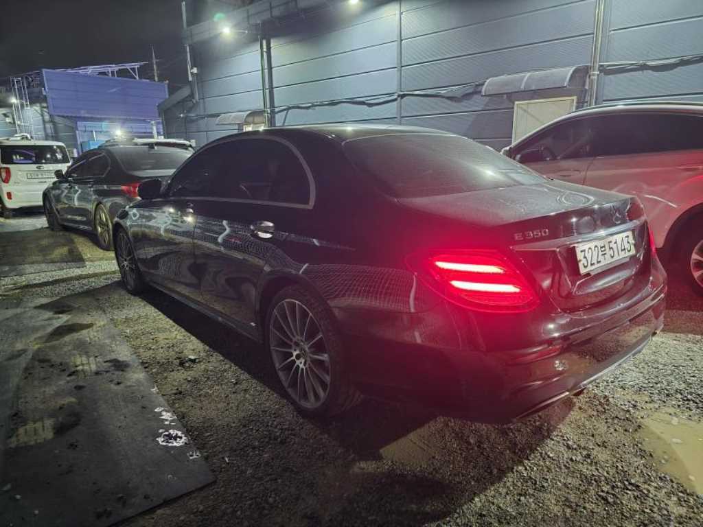 벤츠 E 클래스 E350 4MATIC AMG LINE 사진 2/7