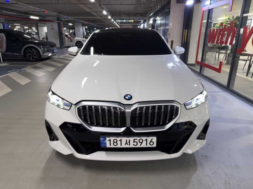 BMW 5시리즈 530i xDrive M 스포츠 사진