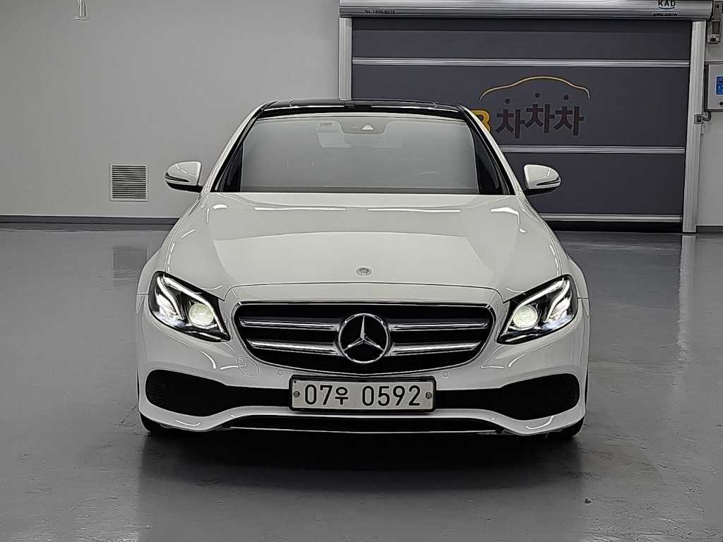 벤츠 E 클래스 E220d 익스클루시브 사진 2/19