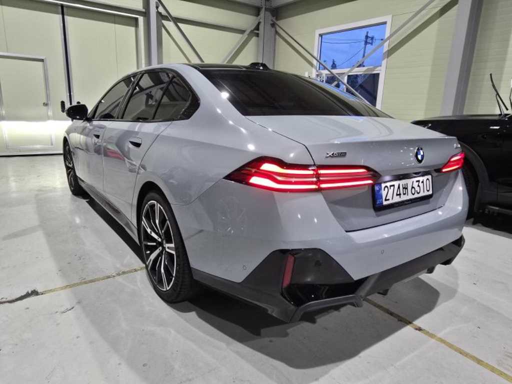 BMW 5시리즈 530i xDrive M 스포츠 사진 2/19