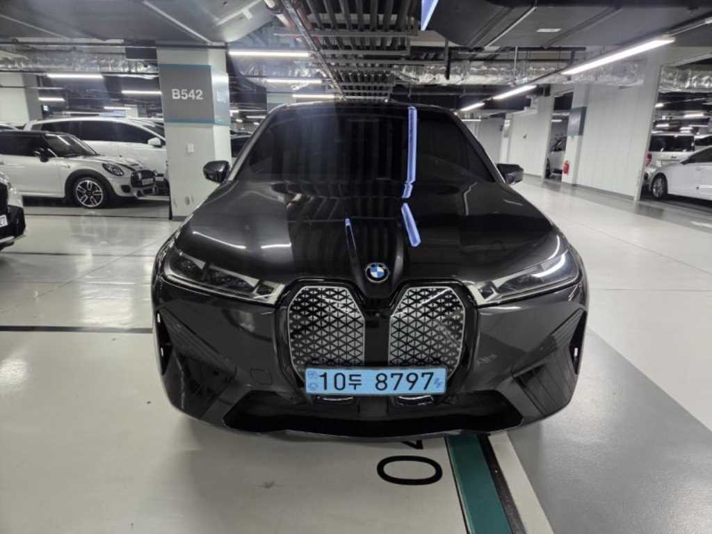 BMW iX xDrive 50 스포츠 플러스 사진 2/17