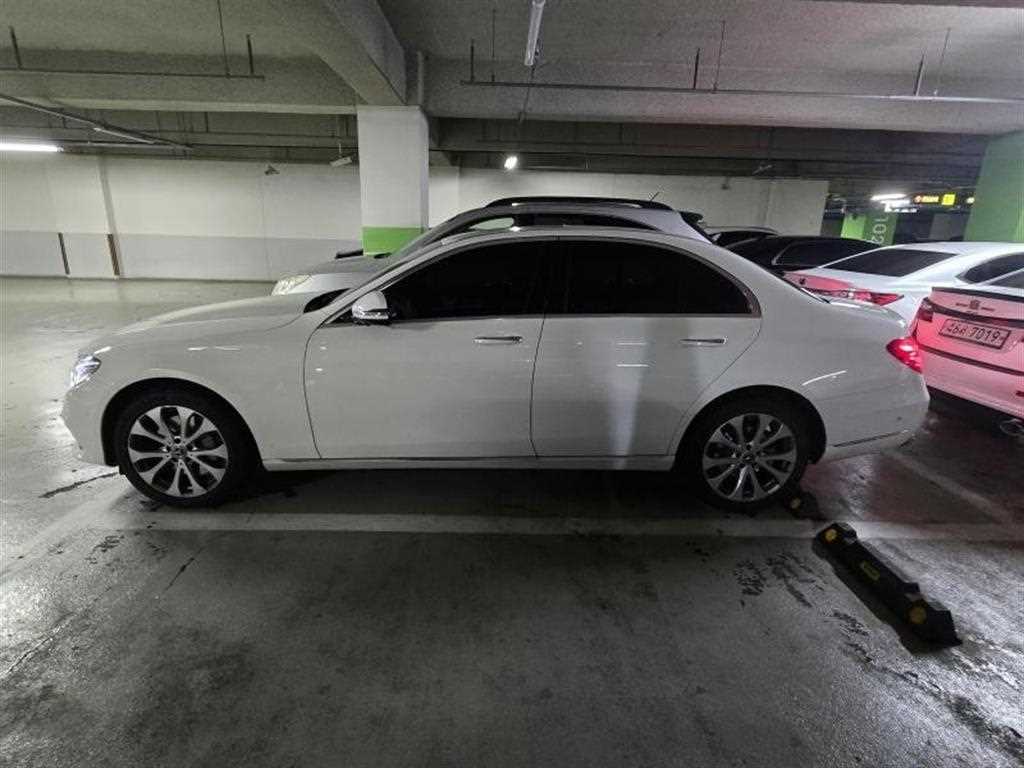 벤츠 E 클래스 E300 4MATIC 익스클루시브 사진 2/12