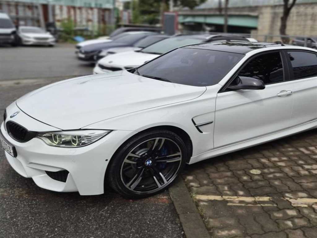 BMW 3시리즈 M3 세단 사진 2/8