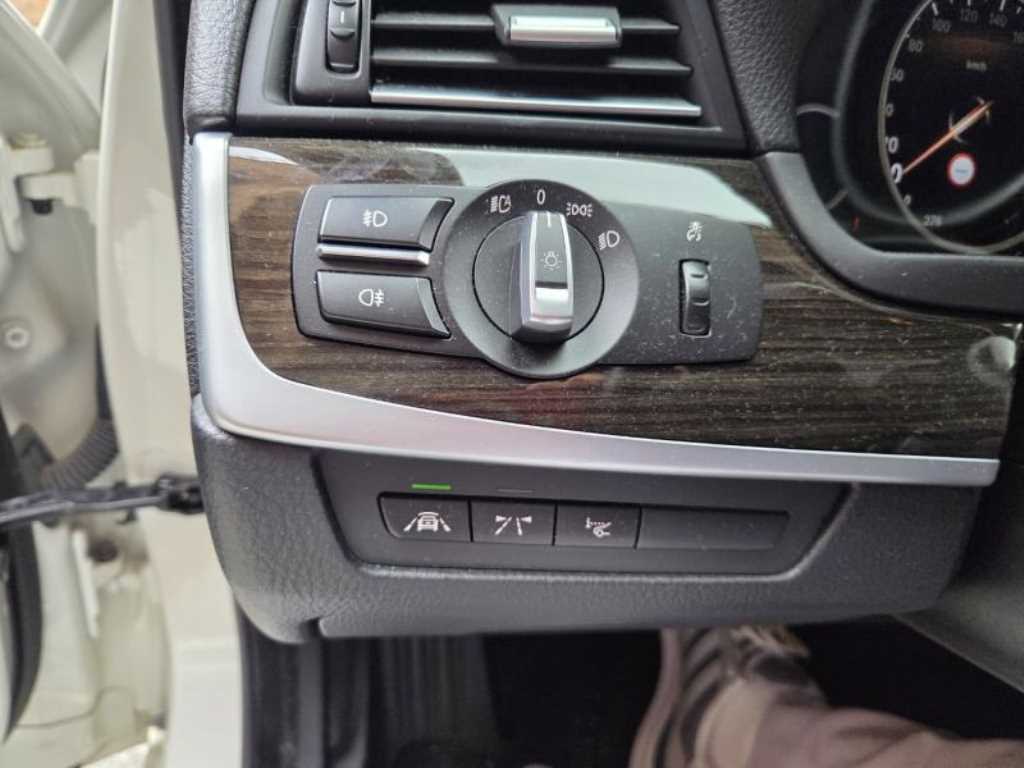 BMW 5시리즈 520d M 에어로다이나믹 사진 2/6