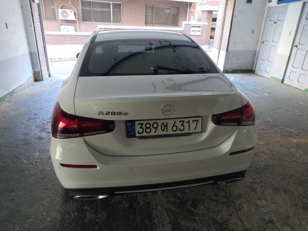 벤츠 A 클래스 A200d 세단 사진 2/16